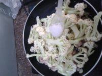 家常菜肉片炒菜花做法图解6)