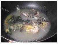 金针菇鱼汤做法图解8)