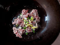 色香味浓的青豆炒肉做法图解4)