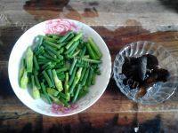 美味的蒜薹炒木耳做法图解1)