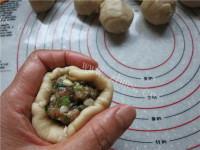 回味无穷的鲜肉月饼做法图解24)