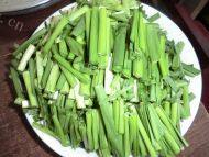 美味韭菜炒鱿鱼做法图解2)