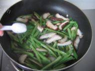 自制四季豆炒肉丝做法图解8)