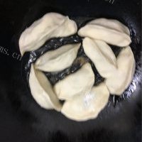 超级好吃的白菜猪肉蘑菇煎饺的做法图解十一