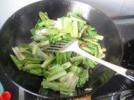 秀色可餐的蒜香油麦菜做法图解7)