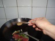 自己做的菜花炒肉做法图解6)