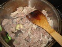 美味的牛肉酸辣粉做法图解3)