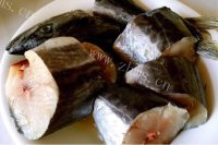 养生巴鱼炖豆腐做法图解2)