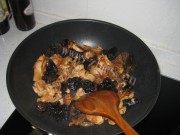小鸡蘑菇炖粉条做法图解5)