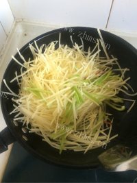 咸甜适中的青椒土豆丝做法图解5)