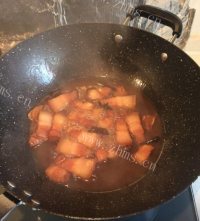 色泽鲜亮的鹌鹑蛋红烧肉做法图解6)