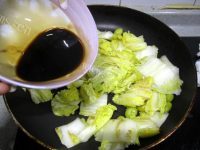 特色的酸辣白菜炒银杏做法图解7)