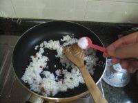 香味扑鼻的腊肠鸡蛋炒饭做法图解6)