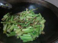 易做的芹菜炒肉做法图解6)