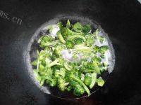 家常菜西兰花炒肉做法图解2)