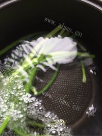 家常菜手撕蒜苔做法图解3)