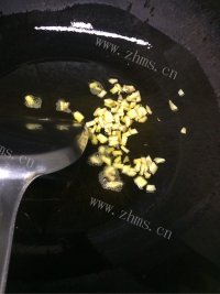 美味的酸菜面做法图解4)