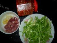味道不错的芹菜炒肉做法图解2)