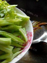 家常菜腊肠炒芹菜做法图解6)