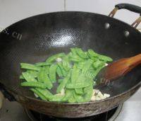 家常菜荷兰豆炒香肠做法图解5)