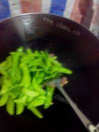 易做的香肠炒荷兰豆做法图解3)