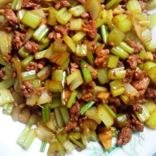 懒人菜芹菜炒肉