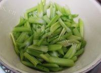 饱满的芹菜炒豆干做法图解1)