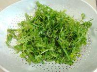 好吃的腊肉番茄煮水蕨做法图解3)