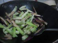美味茄子炒丝瓜做法图解4)