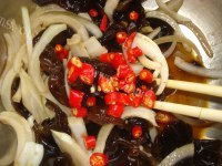 家常菜洋葱拌木耳做法图解6)