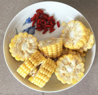 美味猴头菇煲土鸡汤做法图解8)