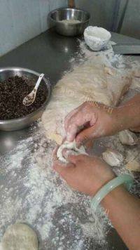 自制红糖芝麻饼做法图解10)