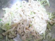 DIY金针菇拌黄瓜做法图解5)