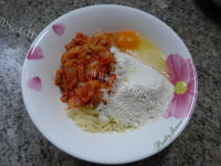 美味的鸡蛋泡菜土豆丝饼做法图解4)