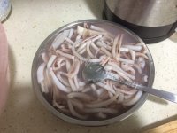 美味的芹菜鱿鱼丝做法图解2)