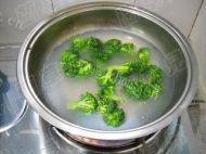秀色可餐的西兰花炒鸡蛋做法图解3)