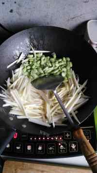 家常菜茭白炒毛豆做法图解5)