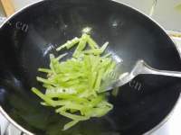 美味莴笋炒鸡柳做法图解5)