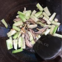营养的丝瓜花甲蘑菇汤的做法图解五