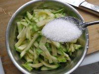 家常菜凉拌西葫芦做法图解7)