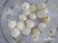 滋补莲子银耳汤做法图解2)