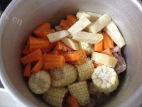 美味的红萝卜玉米排骨汤的做法图解六