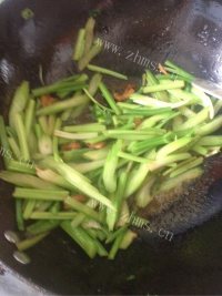 咸甜适中的芹菜炒肉做法图解3)