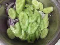 清爽的凉拌黄瓜洋葱做法图解4)