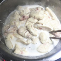 美味的猪肺筒骨莲藕汤做法图解5)