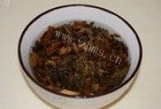口感极佳的梅干菜芋艿烧做法图解1)