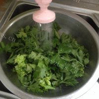 简单的粉蒸芹菜叶做法图解1)