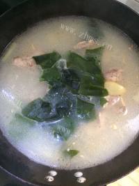 美味的冬瓜海带排骨汤做法图解7)