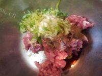 甘脆的芹菜猪肉水饺做法图解3)