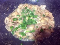 家常鸡腿肉炒草菇做法图解11)